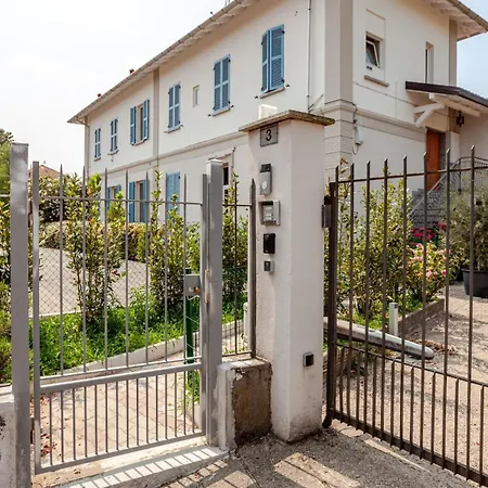 House 5 Minutes From Apartment